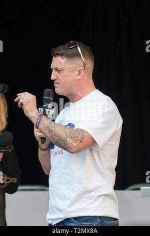 Tommy Robinson, parlando all'UKIP rally per il 29 marzo 2019 lungo la piazza del Parlamento, Westminster, London Foto Stock