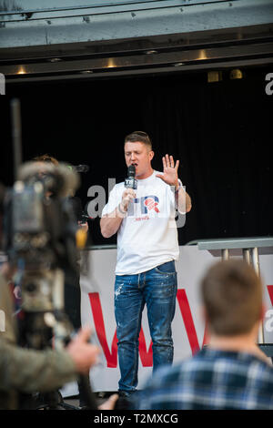 Tommy Robinson, parlando all'UKIP rally per il 29 marzo 2019 lungo la piazza del Parlamento, Westminster, London Foto Stock