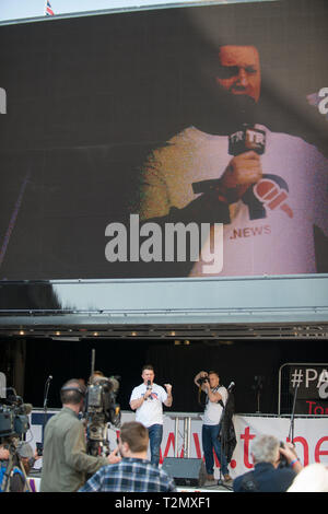 Tommy Robinson, parlando all'UKIP rally per il 29 marzo 2019 lungo la piazza del Parlamento, Westminster, London Foto Stock
