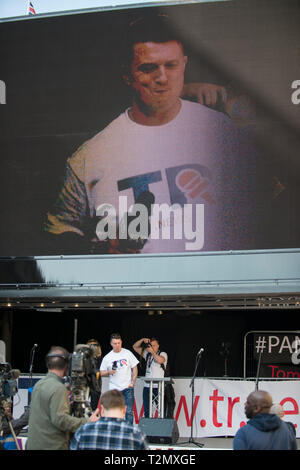 Tommy Robinson, parlando all'UKIP rally per il 29 marzo 2019 lungo la piazza del Parlamento, Westminster, London Foto Stock