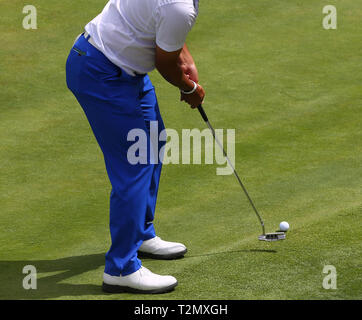 L'uomo giocando a golf Foto Stock