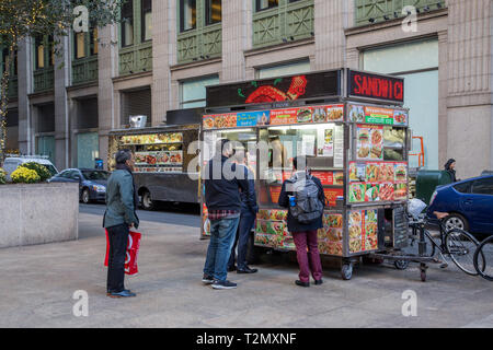 New York, Stati Uniti d'America - 18 Novembre 2016: persone ordinare del cibo in un cibo di strada in stallo la parte inferiore di Manhattan. Foto Stock