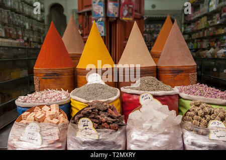 Diverse erbe e spezie sul mercato in Marocco Foto Stock
