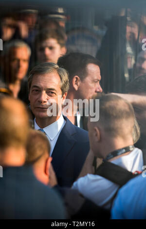 Nigel Farage, prima che egli assume per lo stadio a lasciare significa lasciare rally in piazza del Parlamento, a Londra il 29 marzo 2019 Foto Stock