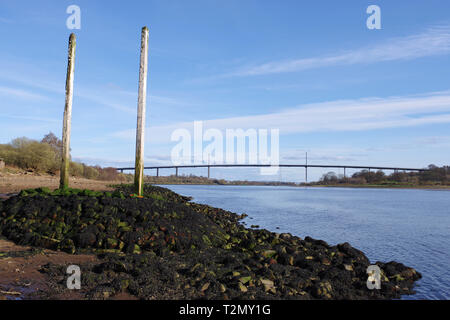 Vista del Erskine ponte che attraversa il fiume Clyde, dalla spiaggia al Porto di Bowling Foto Stock