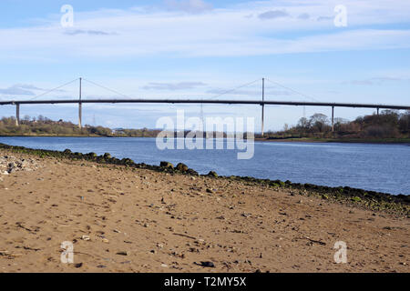 Vista del Erskine ponte che attraversa il fiume Clyde, dalla spiaggia al Porto di Bowling Foto Stock