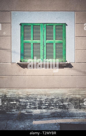 Vecchia chiusa in legno persiane alle finestre di stile Mediterraneo house, tonificazione del colore applicato. Foto Stock
