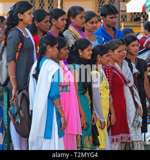 Mysore, India - 3 Marzo 2018: un gruppo di giovani pellegrini posano per una fotografia al di fuori di Shri Chanundeshwari tempio indù sul bordo della città Foto Stock