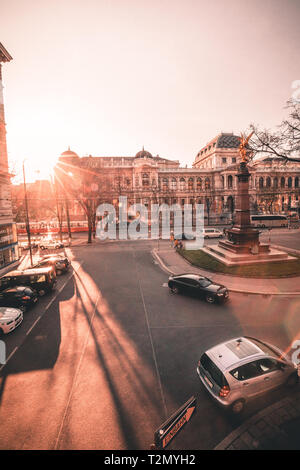 Vista dell'Università di Vienna Universitat Wien con Liebenberg memorial in Austria durante il tramonto primaverile 2019 Foto Stock