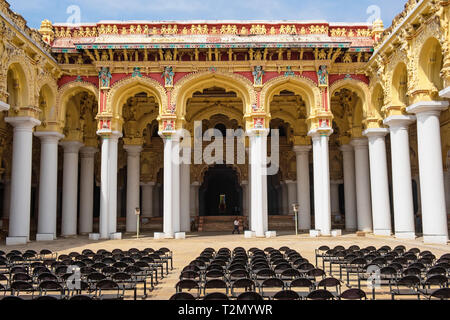 Madurai, India - 9 Marzo 2018: Concerto posti a sedere nei giardini del xvii secolo Thirumalai Nayak Palace ora utilizzato come luogo di spettacolo Foto Stock