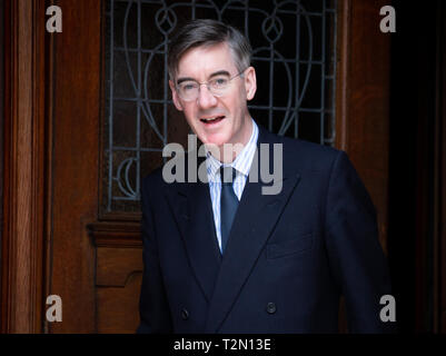 Londra, Regno Unito. 03 apr, 2019. Presidente della ERG e Arch-Leave diruttori, Jacob Rees-Mogg, lascia la sua casa di Westminster Credito: Tommy Londra/Alamy Live News Foto Stock