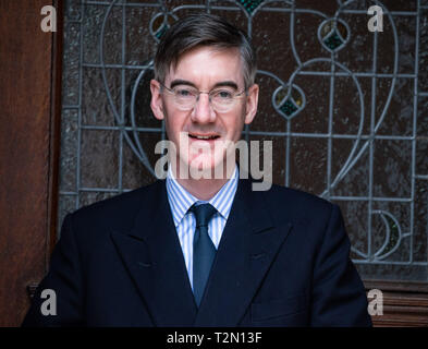 Londra, Regno Unito. 03 apr, 2019. Presidente della ERG e Arch-Leave diruttori, Jacob Rees-Mogg, lascia la sua casa di Westminster Credito: Tommy Londra/Alamy Live News Foto Stock