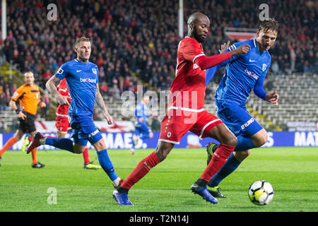 Anversa, Belgio - 2 aprile: Sebastien Dewaest Didier Lamkel Ze di Anversa e di Sander Berge di Genk durante la Jupiler Pro League play-off 1 corrispondono (giorno 2) tra Anversa e Racing Genk il 2 aprile 2019 ad Anversa, Belgio. (Foto di Frank Abbeloos/È Foto Stock