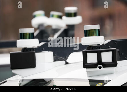 Amburgo, Germania. 03 apr, 2019. Gli scanner laser e telecamere possono essere viste sui tetti di due Volkswagen Golf elettrico auto a scattare una foto dopo una conferenza stampa di Hafencity. Il gruppo VW ha presentato il suo primo test in pista per la guida autonoma in una grande città tedesca di Amburgo il mercoledì. Da ora in poi, cinque golfisti elettrico sarà sul loro modo autonomamente nella città anseatica. Credito: Christian Charisius/dpa/Alamy Live News Foto Stock