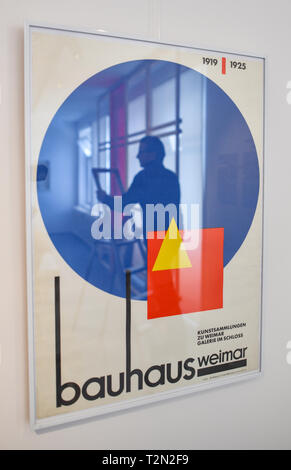 03 aprile 2019, il Land Brandeburgo, Eisenhüttenstadt: un poster "Bauhaus di Weimar' dal 1968 si blocca nella mostra "Alltag formen! Il Bauhaus Modernismo nella RDT " presso il Centro di Documentazione per la cultura della vita quotidiana nella RDT. Tutti parlano del Bauhaus di quest'anno. Dopo tutto, la scuola di arte dello stesso nome festeggia il suo centesimo anniversario quest'anno. È quasi sconosciuto che lo stile di forme chiare e funzionalità anche trovato la sua continuazione nella RDT design. In Eisenhüttenstadt una intera mostra è dedicata a questo. La mostra intitolata "Alltag formen' sarà mostrato dal 7 aprile. Foto: Patrick Foto Stock