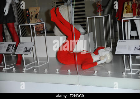 Londra, Regno Unito. 3 apr, 2019. Articoli di moda ideato da Maria Quant vede visualizzato in Maria Quant mostra al V & A Museum di Londra. Credito: Terry Scott/SOPA Immagini/ZUMA filo/Alamy Live News Foto Stock