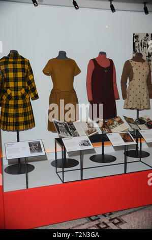Londra, Regno Unito. 3 apr, 2019. Articoli di moda ideato da Maria Quant vede visualizzato in Maria Quant mostra al V & A Museum di Londra. Credito: Terry Scott/SOPA Immagini/ZUMA filo/Alamy Live News Foto Stock