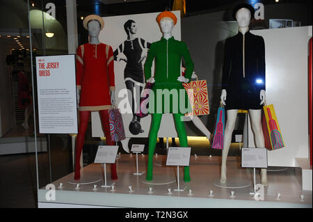 Londra, Regno Unito. 3 apr, 2019. Articoli di moda ideato da Maria Quant vede visualizzato in Maria Quant mostra al V & A Museum di Londra. Credito: Terry Scott/SOPA Immagini/ZUMA filo/Alamy Live News Foto Stock