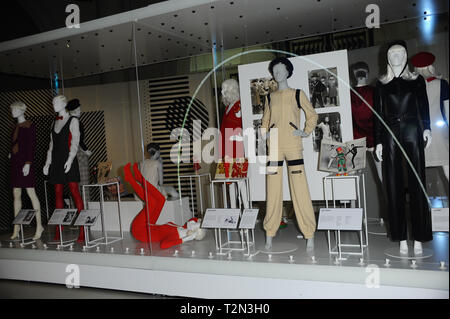 Londra, Regno Unito. 3 apr, 2019. Articoli di moda ideato da Maria Quant vede visualizzato in Maria Quant mostra al V & A Museum di Londra. Credito: Terry Scott/SOPA Immagini/ZUMA filo/Alamy Live News Foto Stock