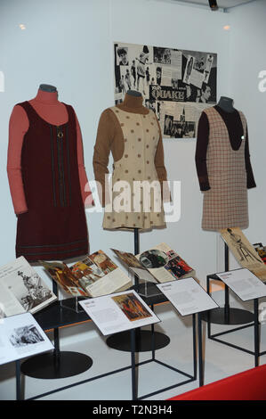 Londra, Regno Unito. 3 apr, 2019. Articoli di moda ideato da Maria Quant vede visualizzato in Maria Quant mostra al V & A Museum di Londra. Credito: Terry Scott/SOPA Immagini/ZUMA filo/Alamy Live News Foto Stock