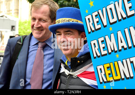 Westminster, Londra, Regno Unito. 3 Apr 2019. College Green, Westminster, dopo che il Primo ministro di domande in Parlamento. Alastair Campbell e Steve Bray, anti-Brexit diruttori Credito: PjrFoto/Alamy Live News Foto Stock