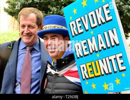 Westminster, Londra, Regno Unito. 3 Apr 2019. College Green, Westminster, dopo che il Primo ministro di domande in Parlamento. Alastair Campbell e Steve Bray, anti-Brexit diruttori Credito: PjrFoto/Alamy Live News Foto Stock