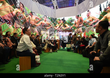 (190403) -- PECHINO, 3 aprile 2019 (Xinhua) - Visitatori watch video presso lo stand di Nuova Zelanda presso la prima China International Import Expo (CIIE) a Shanghai in Cina orientale, nov. 6, 2018. (Xinhua/Han Yuqing) Foto Stock