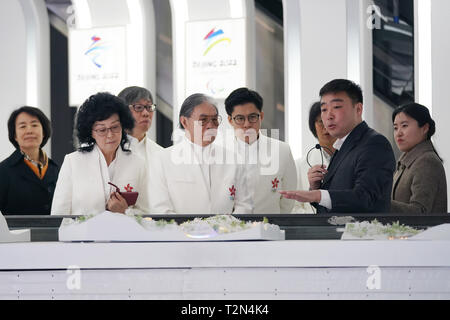 Pechino, Cina. 3 apr, 2019. Timothy Fok Tsun-ting (seconda L anteriore), presidente della federazione sportiva e comitato olimpico di Hong Kong, Cina, visiti il centro esposizioni di Pechino il comitato organizzatore per il 2022 Giochi olimpici e paraolimpici invernali nel Parco Shougang nel distretto di Shijingshan a Pechino Capitale della Cina, 3 aprile 2019. Credito: Ju Huanzong/Xinhua/Alamy Live News Foto Stock