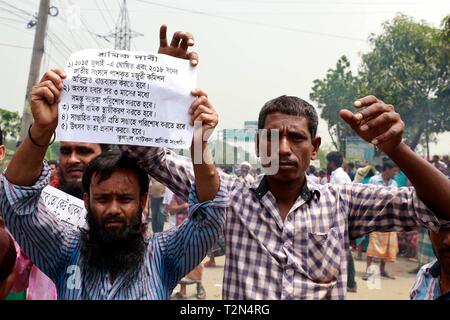 Dacca in Bangladesh. 03 apr, 2019. Mulino di iuta di lavoratori nel blocco Damra il personale trimestre area a Dhaka- Sylhet autostrada come loro 72 ore di sciopero è iniziato 02 aprile 2019, Dhaka, Bangladesh. Credito: SK Hasan Ali/Alamy Live News Foto Stock