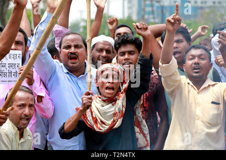 Dacca in Bangladesh. 03 apr, 2019. Mulino di iuta di lavoratori nel blocco Damra il personale trimestre area a Dhaka- Sylhet autostrada come loro 72 ore di sciopero è iniziato 02 aprile 2019, Dhaka, Bangladesh. Credito: SK Hasan Ali/Alamy Live News Foto Stock