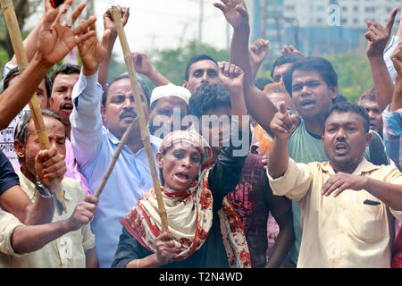 Dacca in Bangladesh. 03 apr, 2019. Mulino di iuta di lavoratori nel blocco Damra il personale trimestre area a Dhaka- Sylhet autostrada come loro 72 ore di sciopero è iniziato 02 aprile 2019, Dhaka, Bangladesh. Credito: SK Hasan Ali/Alamy Live News Foto Stock