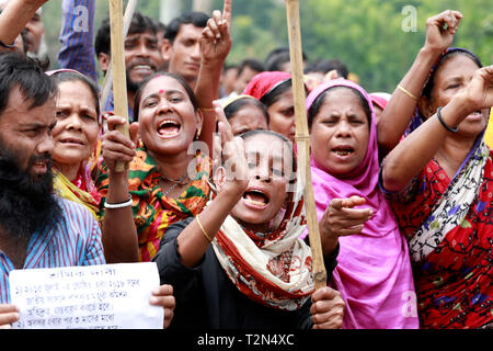 Dacca in Bangladesh. 03 apr, 2019. Mulino di iuta di lavoratori nel blocco Damra il personale trimestre area a Dhaka- Sylhet autostrada come loro 72 ore di sciopero è iniziato 02 aprile 2019, Dhaka, Bangladesh. Credito: SK Hasan Ali/Alamy Live News Foto Stock