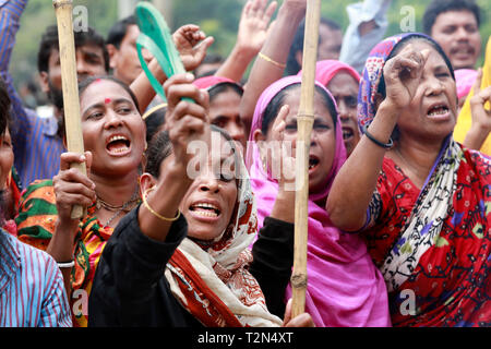 Dacca in Bangladesh. 03 apr, 2019. Mulino di iuta di lavoratori nel blocco Damra il personale trimestre area a Dhaka- Sylhet autostrada come loro 72 ore di sciopero è iniziato 02 aprile 2019, Dhaka, Bangladesh. Credito: SK Hasan Ali/Alamy Live News Foto Stock