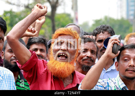 Dacca in Bangladesh. 03 apr, 2019. Mulino di iuta di lavoratori nel blocco Damra il personale trimestre area a Dhaka- Sylhet autostrada come loro 72 ore di sciopero è iniziato 02 aprile 2019, Dhaka, Bangladesh. Credito: SK Hasan Ali/Alamy Live News Foto Stock