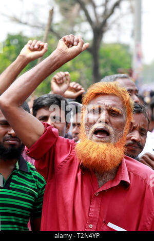 Dacca in Bangladesh. 03 apr, 2019. Mulino di iuta di lavoratori nel blocco Damra il personale trimestre area a Dhaka- Sylhet autostrada come loro 72 ore di sciopero è iniziato 02 aprile 2019, Dhaka, Bangladesh. Credito: SK Hasan Ali/Alamy Live News Foto Stock