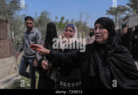 Striscia di Gaza, Khan Younis, Palestina. 3 apr, 2019. I parenti del defunto sono visti lutto durante la cerimonia funebre di Faris Abu Hijras, 26, che è stato ucciso dall'esercito israeliano a est di Khuza'a vicino al confine Israeli-Gaza durante la terra palestinese dimostrazioni di giorno. Credito: Yousef Masoud/SOPA Immagini/ZUMA filo/Alamy Live News Foto Stock