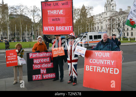 La piazza del Parlamento, Londra, Regno Unito. 3 Apr 2019. Disco Brexit sostenitori protesta nelle strade di fronte alla sede del Parlamento. Londra, 03 aprile 2019. Credito: Thomas Krych/Alamy Live News Foto Stock