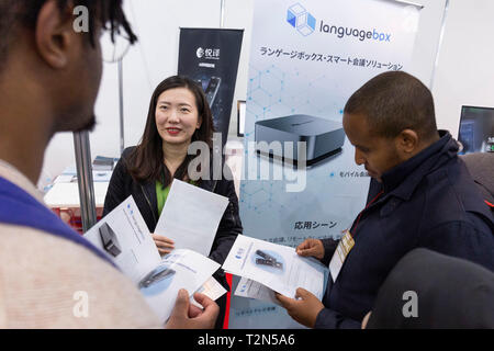 Tokyo, Giappone. 03 apr, 2019. I visitatori si radunano durante la terza di intelligenza artificiale per esposizioni e conferenze (AI EXPO Tokyo 2019) a Tokyo BigSight. AI Expo in Giappone è il più grande fiera specializzata in tecnologie di intelligenza artificiale e di servizi per i professionisti coinvolti nel settore. Credito: Rodrigo Reyes Marin/AFLO/Alamy Live News Foto Stock