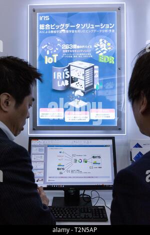 Tokyo, Giappone. 03 apr, 2019. I visitatori si radunano durante la terza di intelligenza artificiale per esposizioni e conferenze (AI EXPO Tokyo 2019) a Tokyo BigSight. AI Expo in Giappone è il più grande fiera specializzata in tecnologie di intelligenza artificiale e di servizi per i professionisti coinvolti nel settore. Credito: Rodrigo Reyes Marin/AFLO/Alamy Live News Foto Stock