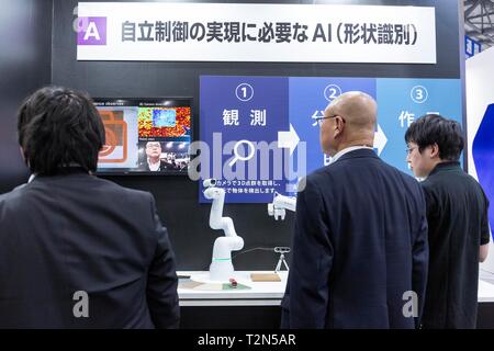 Tokyo, Giappone. 03 apr, 2019. I visitatori si radunano durante la terza di intelligenza artificiale per esposizioni e conferenze (AI EXPO Tokyo 2019) a Tokyo BigSight. AI Expo in Giappone è il più grande fiera specializzata in tecnologie di intelligenza artificiale e di servizi per i professionisti coinvolti nel settore. Credito: Rodrigo Reyes Marin/AFLO/Alamy Live News Foto Stock