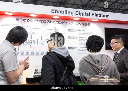 Tokyo, Giappone. 03 apr, 2019. I visitatori si radunano durante la terza di intelligenza artificiale per esposizioni e conferenze (AI EXPO Tokyo 2019) a Tokyo BigSight. AI Expo in Giappone è il più grande fiera specializzata in tecnologie di intelligenza artificiale e di servizi per i professionisti coinvolti nel settore. Credito: Rodrigo Reyes Marin/AFLO/Alamy Live News Foto Stock