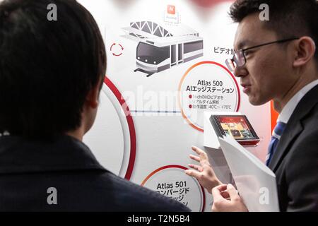 Tokyo, Giappone. 03 apr, 2019. I visitatori si radunano durante la terza di intelligenza artificiale per esposizioni e conferenze (AI EXPO Tokyo 2019) a Tokyo BigSight. AI Expo in Giappone è il più grande fiera specializzata in tecnologie di intelligenza artificiale e di servizi per i professionisti coinvolti nel settore. Credito: Rodrigo Reyes Marin/AFLO/Alamy Live News Foto Stock