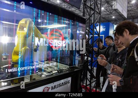 Tokyo, Giappone. 03 apr, 2019. I visitatori si radunano durante la terza di intelligenza artificiale per esposizioni e conferenze (AI EXPO Tokyo 2019) a Tokyo BigSight. AI Expo in Giappone è il più grande fiera specializzata in tecnologie di intelligenza artificiale e di servizi per i professionisti coinvolti nel settore. Credito: Rodrigo Reyes Marin/AFLO/Alamy Live News Foto Stock