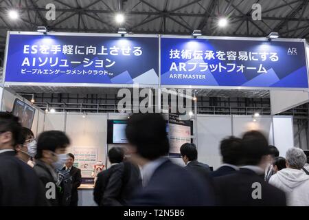 Tokyo, Giappone. 03 apr, 2019. I visitatori si radunano durante la terza di intelligenza artificiale per esposizioni e conferenze (AI EXPO Tokyo 2019) a Tokyo BigSight. AI Expo in Giappone è il più grande fiera specializzata in tecnologie di intelligenza artificiale e di servizi per i professionisti coinvolti nel settore. Credito: Rodrigo Reyes Marin/AFLO/Alamy Live News Foto Stock