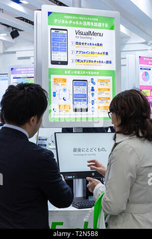 Tokyo, Giappone. 03 apr, 2019. I visitatori si radunano durante la terza di intelligenza artificiale per esposizioni e conferenze (AI EXPO Tokyo 2019) a Tokyo BigSight. AI Expo in Giappone è il più grande fiera specializzata in tecnologie di intelligenza artificiale e di servizi per i professionisti coinvolti nel settore. Credito: Rodrigo Reyes Marin/AFLO/Alamy Live News Foto Stock