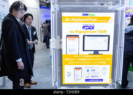 Tokyo, Giappone. 03 apr, 2019. I visitatori si radunano durante la terza di intelligenza artificiale per esposizioni e conferenze (AI EXPO Tokyo 2019) a Tokyo BigSight. AI Expo in Giappone è il più grande fiera specializzata in tecnologie di intelligenza artificiale e di servizi per i professionisti coinvolti nel settore. Credito: Rodrigo Reyes Marin/AFLO/Alamy Live News Foto Stock