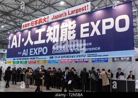 Tokyo, Giappone. 03 apr, 2019. I visitatori si radunano durante la terza di intelligenza artificiale per esposizioni e conferenze (AI EXPO Tokyo 2019) a Tokyo BigSight. AI Expo in Giappone è il più grande fiera specializzata in tecnologie di intelligenza artificiale e di servizi per i professionisti coinvolti nel settore. Credito: Rodrigo Reyes Marin/AFLO/Alamy Live News Foto Stock