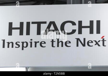 Tokyo, Giappone. 03 apr, 2019. Un logo di Hitachi è visto durante la terza di intelligenza artificiale per esposizioni e conferenze (AI EXPO Tokyo 2019) a Tokyo BigSight. AI Expo in Giappone è il più grande fiera specializzata in tecnologie di intelligenza artificiale e di servizi per i professionisti coinvolti nel settore. Credito: Rodrigo Reyes Marin/AFLO/Alamy Live News Foto Stock