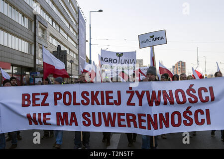 Varsavia, Mazowieckie, Polonia. 3 apr, 2019. I dimostranti sono visti tenendo cartelloni, bandiere e uno striscione che dice che senza cibo polacco, non vi è alcuna sovranità durante la dimostrazione.AGROUNIA Unione agricoltori esigenti di protesta per un cambiamento di governo della politica internazionale in modo che si tenga conto degli interessi delle aziende agricole polacche, il controllo e le restrizioni sulle importazioni di prodotti agricoli nonché un aumento dei prezzi di acquisto. Gli agricoltori si è inoltre opposta a ciò che essi hanno chiamato "minimo e inefficace'' lotta contro la peste suina africana. Credito: ZUMA Press, Inc./Alamy Live News Foto Stock