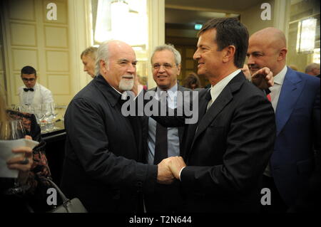 Milano, Premio di giornalismo e nella foto Antonio Ricci saluta Giorgio Gori sindaco di Bergamo e Enrico Mentana Foto Stock